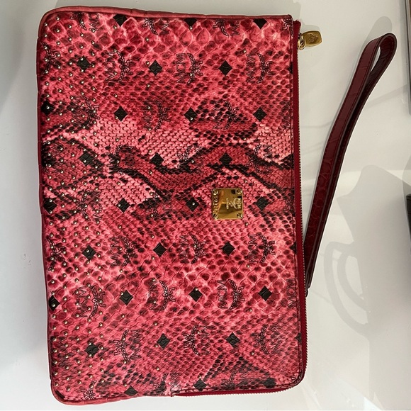 MCM MILLIE STUDDED PINK PHYTON DESIGN CLUTCH - Picture 3 of 9
